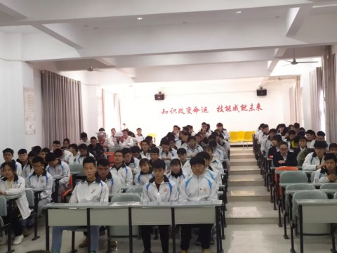 50名青年学生光荣加入中国共产主义青年团